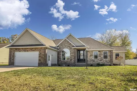 202 Excalibur Dr, Carterville, IL 62918