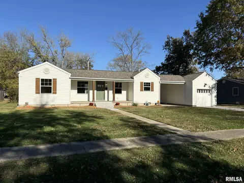 740 Warmouth St, Salem, IL 62881