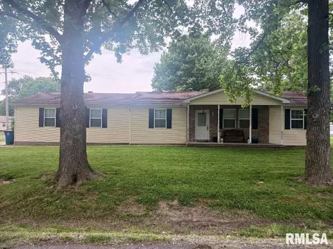 506 N Locust St, Sesser, IL 62884