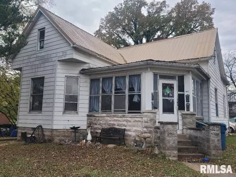 300 S Locust St, Mcleansboro, IL 62859