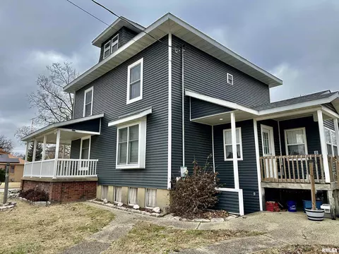 137 S Pine St, Centralia, IL 62801 photo 2