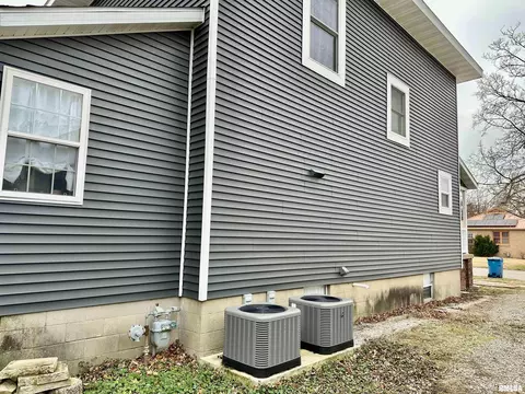 137 S Pine St, Centralia, IL 62801 photo 9