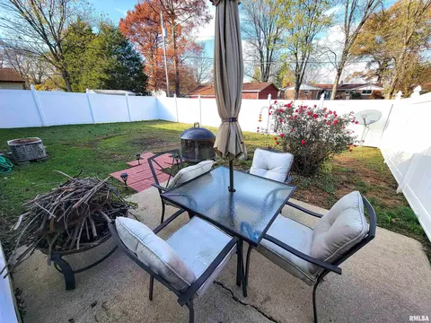 2202 Birch Dr, Olney, IL 62450 photo 3