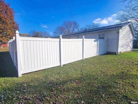 2202 Birch Dr, Olney, IL 62450 photo 2