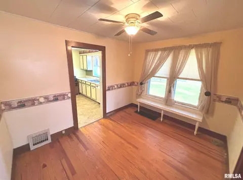 508 E Locust St, Salem, IL 62881 photo 5
