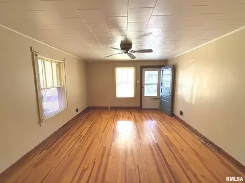 508 E Locust St, Salem, IL 62881 photo 3