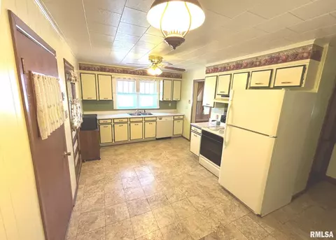 508 E Locust St, Salem, IL 62881 photo 6