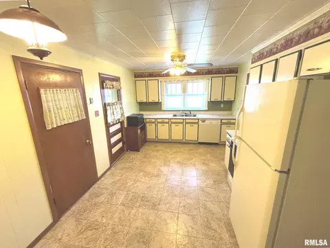 508 E Locust St, Salem, IL 62881 photo 7