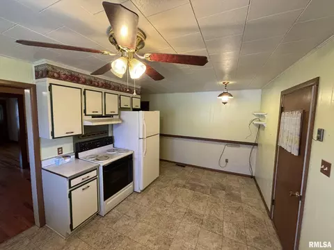 508 E Locust St, Salem, IL 62881 photo 8