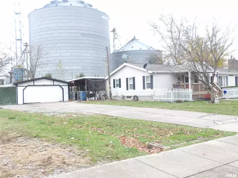 402 E Webster St, Benton, IL 62812 photo 3