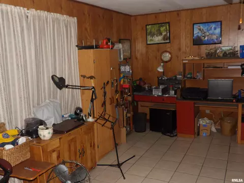 402 E Webster St, Benton, IL 62812 photo 10