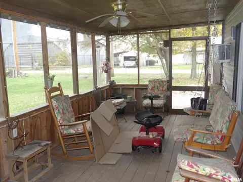 402 E Webster St, Benton, IL 62812 photo 5