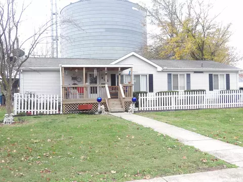 402 E Webster St, Benton, IL 62812 photo 2