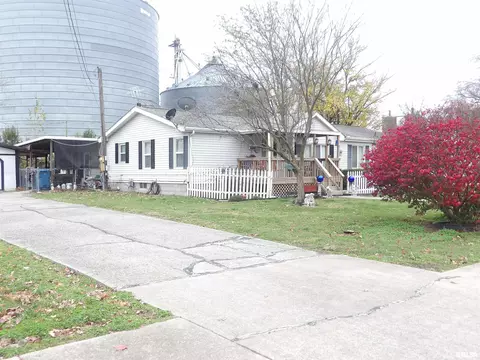 402 E Webster St, Benton, IL 62812 photo 4