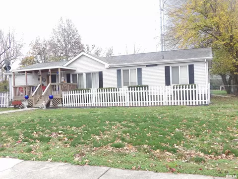 402 E Webster St, Benton, IL 62812