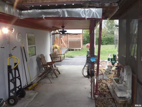 402 E Webster St, Benton, IL 62812 photo 6