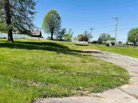 301 Country Club Ln, Harrisburg, IL 62946