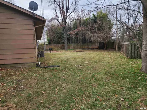 185 Circle Dr, Herrin, IL 62948 photo 4