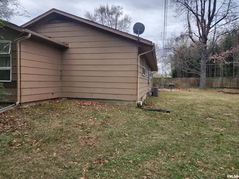 185 Circle Dr, Herrin, IL 62948 photo 3