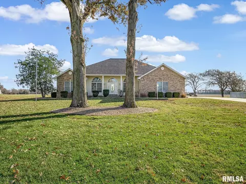 702 Solitude Dr, Du Quoin, IL 62832