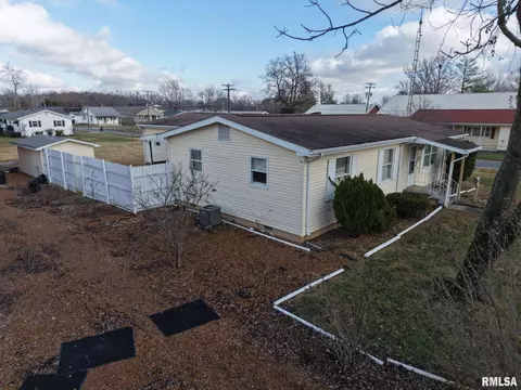 1113 E Ruth St, Benton, IL 62812 photo 4