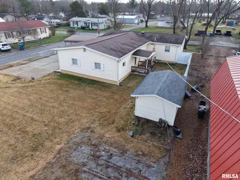 1113 E Ruth St, Benton, IL 62812 photo 6