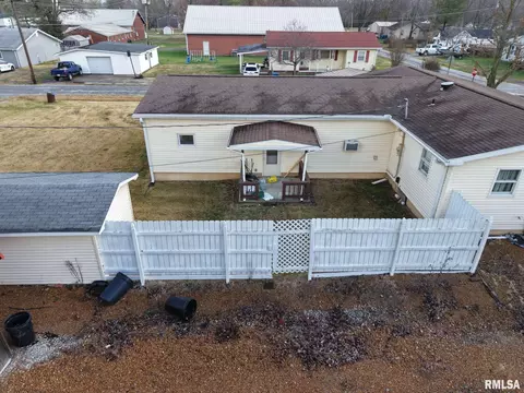1113 E Ruth St, Benton, IL 62812 photo 5