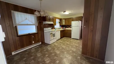 1113 E Ruth St, Benton, IL 62812 photo 10