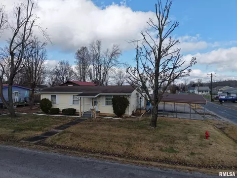 1113 E Ruth St, Benton, IL 62812