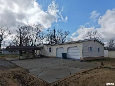 1113 E Ruth St, Benton, IL 62812 photo 3