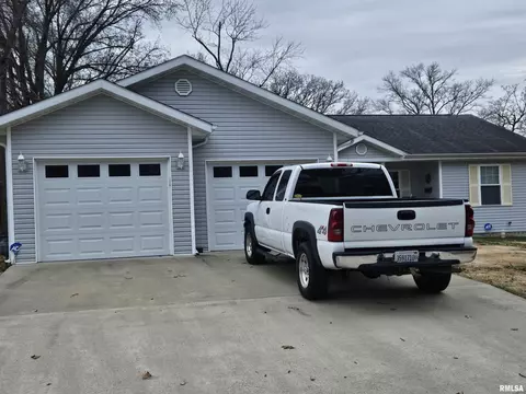 314 W Webster St, Benton, IL 62812 photo 3
