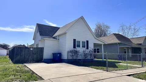 208 W Sylvia St, Christopher, IL 62822 photo 2