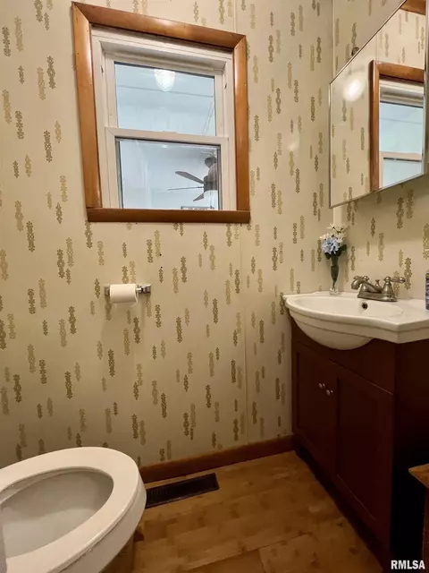 208 W Sylvia St, Christopher, IL 62822 photo 20