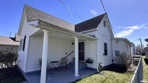 208 W Sylvia St, Christopher, IL 62822 photo 3