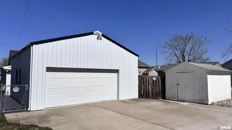 208 W Sylvia St, Christopher, IL 62822 photo 4