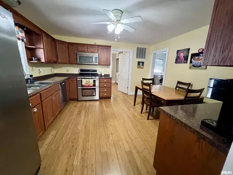 208 W Sylvia St, Christopher, IL 62822 photo 13