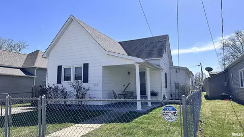 208 W Sylvia St, Christopher, IL 62822