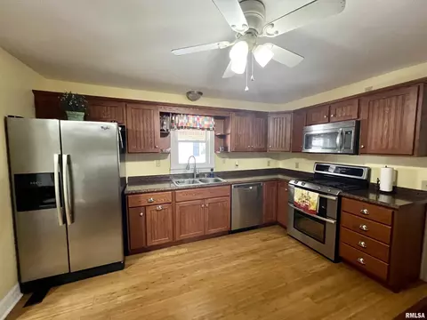 208 W Sylvia St, Christopher, IL 62822 photo 12