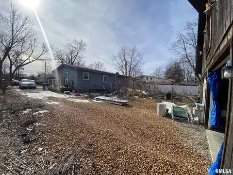 1111 E Ruth St, Benton, IL 62812 photo 2