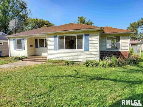 1033 N State Rd, Flora, IL 62839