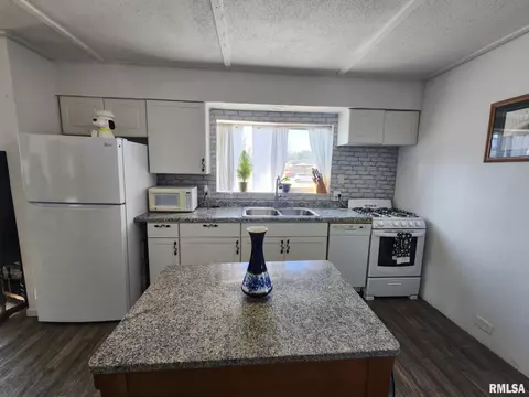 1201 E Main St, Benton, IL 62812 photo 10