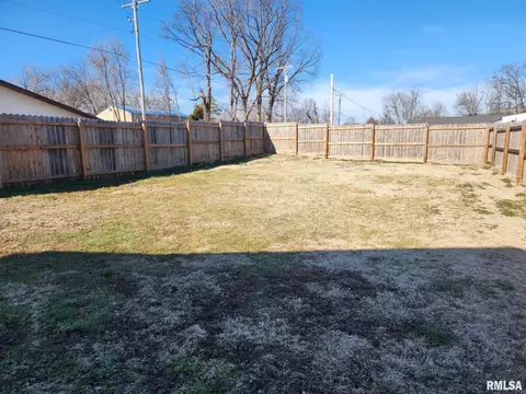1201 E Main St, Benton, IL 62812 photo 5