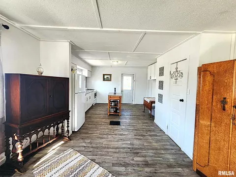 1201 E Main St, Benton, IL 62812 photo 7
