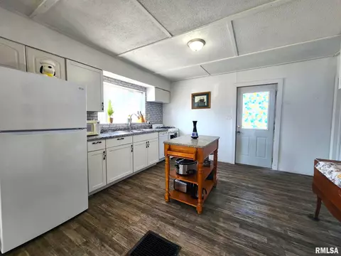 1201 E Main St, Benton, IL 62812 photo 9