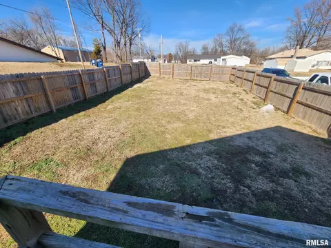 1201 E Main St, Benton, IL 62812 photo 4