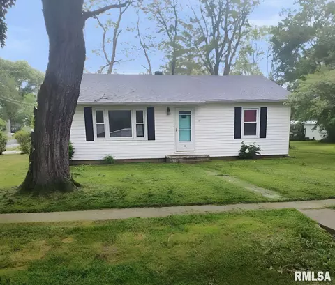 501 S Walnut St, Wayne City, IL 62895