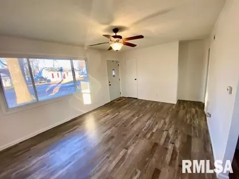 1305 Dean St, Centralia, IL 62801 photo 2