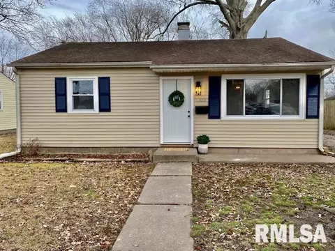1305 Dean St, Centralia, IL 62801