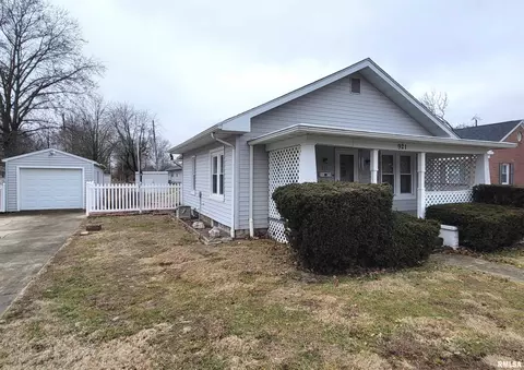 921 N Ohio Ave, Salem, IL 62881