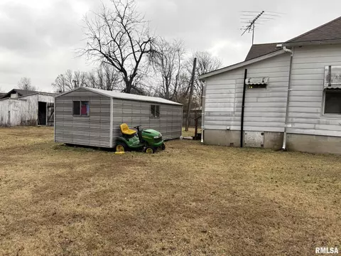 17169 Jackson St, Logan, IL 62856 photo 3